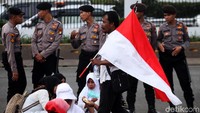 Para pendemo menuntut diangkat menjadi PNS.