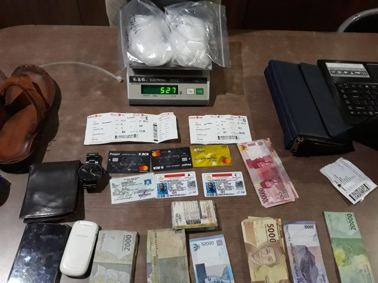 Bawa 1 Kg Sabu dalam Sandal, 2 Orang Ditangkap di Bandara Batam Bawa 1 Kg Sabu dalam Sandal, 2 Orang Ditangkap di Bandara Batam