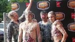 Foto Gulat Unik Dalam Kolam Mashed Potato
