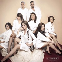 Olla Ramlan foto bersama rekan-rekannya yang tergabung agensi artis dalam ALs Management. Semuanya kompak memakai kemeja putih tanpa busana bawahan, termasuk Olla. Foto: Instagram