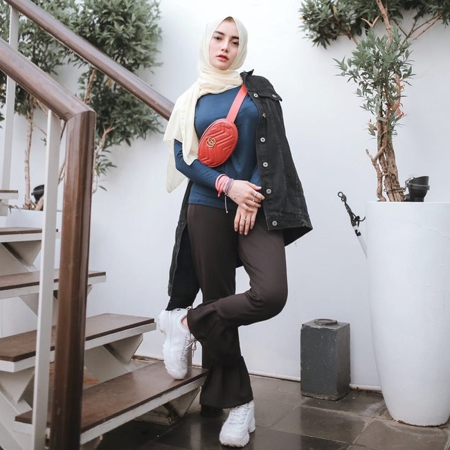 Padu padan gaya Nabilla juga kekinian. Ia pernah tampil memakai oversized jaket ala gaya hypebeast hingga fanny pack yang sedang tren. Foto: Instagram/bae_biiiiiii