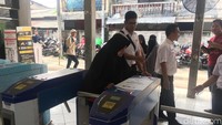 Pagi tadi, pengguna KRL harus membeli tiket kertas karena KCI sedang memelihara sistem tiket elektronik KRL (Foto: Indra Komara/detikcom)