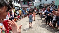 Kota Medan turut menyelenggarakan acara memperingati Hari Anak Nasional. Sejumlah anak-anak mengikuti lomba egrang batok kelapa di kampung Aur Medan, Sumatera Utara, Minggu (22/7/2018). Tak hanya lomba egrang batok kelapa, berbagai permainan tradisional lainnya pun dilombakan untuk anak-anak. Hal tersebut untuk melestarikan permainan tradisional itu agar tak dilupakan oleh anak-anak masa kini. Antara Foto/Septianda Perdana.