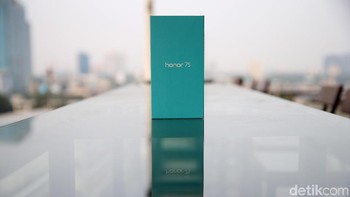 Kemasan Honor 7S berwarna hijau seperti boks smartphone Honor pada umumnya. Foto: muhammad ridho