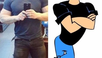 Dari bentuk tubuh hingga potongan rambutnya pria ini mirip dengan karakter Johnny Bravo. Foto: Istimewa