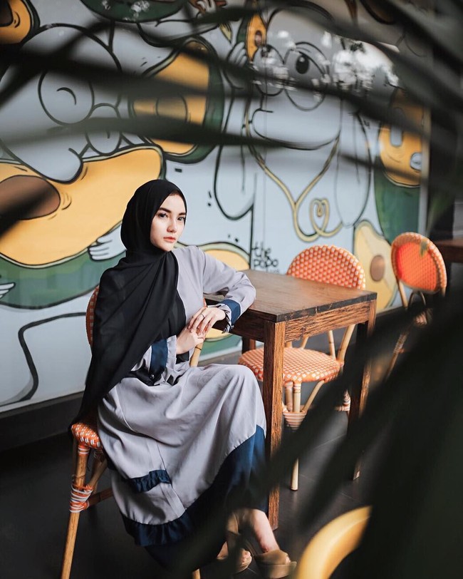 Kecantikan Nabilla ditambah hijab yang ia kenakan semakin mencuri hati netizen. Banyak yang menyebut Nabilla mirip boneka barbie. Foto: Instagram/bae_biiiiiii