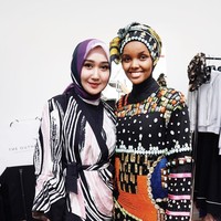 Saat fitting, Dian tampil cantik memakai blouse koleksi Persona dari label busananya Dian Pelangi dan koleksi Alur dari Dian Pelangi Studio. Sedangkan saat pemotretan Dian Pelangi memakai dress bermotif abstrak yang juga merupakan rancangannya sendiri. Foto: Dok. Instagram/DianPelangi