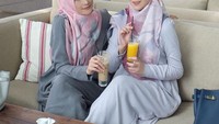 Bersama sahabatnya, Marini Zumarnis, Ineke tengah duduk santai. Dua wanita cantik berhijab ini memilih es kopi dan orange juice yang sama-sama menyegarkan. Slurpp! Foto: Instagram inekekoes