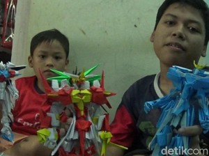 Hebat! Kakak Adik Penderita Lumpuh Bikin Origami Robot Sekeren Ini