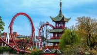 Trivoli Gardens, yang dibuka pada tanggal 15 Agustus 1843 ini, merupakan taman bermain tertua kedua di dunia setelah Dyrehavsbakken. Taman bermain ini sangat terkenal oleh roller coaster-nya yang terbuat dari kayu yang juga merupakan roller coaster dari kayu tertua di dunia yang masih beroperasi. Istimewa/Pinterest.