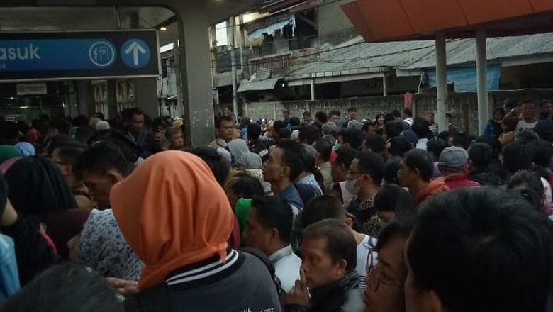 Penumpang di Stasiun Depok Dorong-dorongan untuk Beli Tiket Kertas Penumpang di Stasiun Depok Dorong-dorongan untuk Beli Tiket Kertas