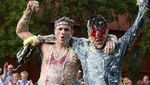 Foto Gulat Unik Dalam Kolam Mashed Potato