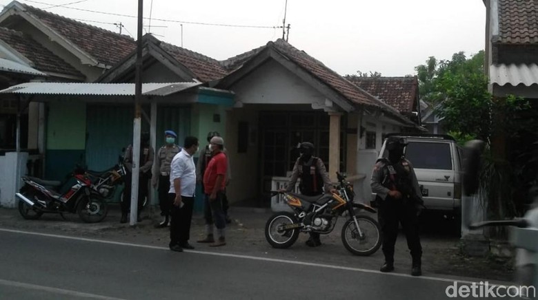 Densus Gerebek 4 Rumah di Pasuruan, Sejumlah Orang Diamankan Densus Gerebek 4 Rumah di Pasuruan, Sejumlah Orang Diamankan