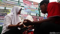 Dalam doanya mereka minta diangkat menjadi PNS.