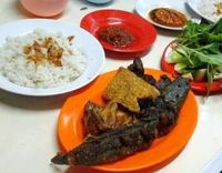 Bisa Makan Malam Pecel Lele Enak dengan Sambal Terasi di 5 Warung Ini 