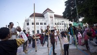 Warga Yogyakarta tak mau ketinggalan memperingati Hari Anak Nasional. Omah Kreatif Yogyakarta mengadakan sebuah festival yang dinamai Festival Dolanan di Titik Nol KM Yogyakarta, Minggu (22/7/2018). Festival tersebut berisikan berbagai permainan khas tempo dulu yang bertujuan tak hanya untuk memperingati Hari Anak Nasional 2018 tetapi juga untuk memperkenalkan dan melestarikan berbagai permainan tradisional kepada masyarakat, khususnya anak-anak. Antara Foto/Andreas Fitri Atmoko.