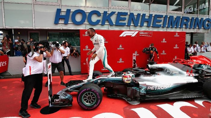 Lewis Hamilton merayakan kemenangannya di GP Jerman (Foto: Charles Coates/Getty Images) Lewis Hamilton merayakan kemenangannya di GP Jerman (Foto: Charles Coates/Getty Images)