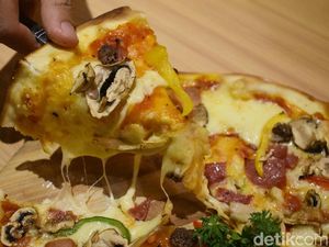 Ngemil Pizza Keju Sambil Baca Buku di Kafe Cantik