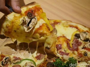 Milkoe Bistreau: Ngemil Pizza Keju Sambil Baca Buku di Kafe Cantik