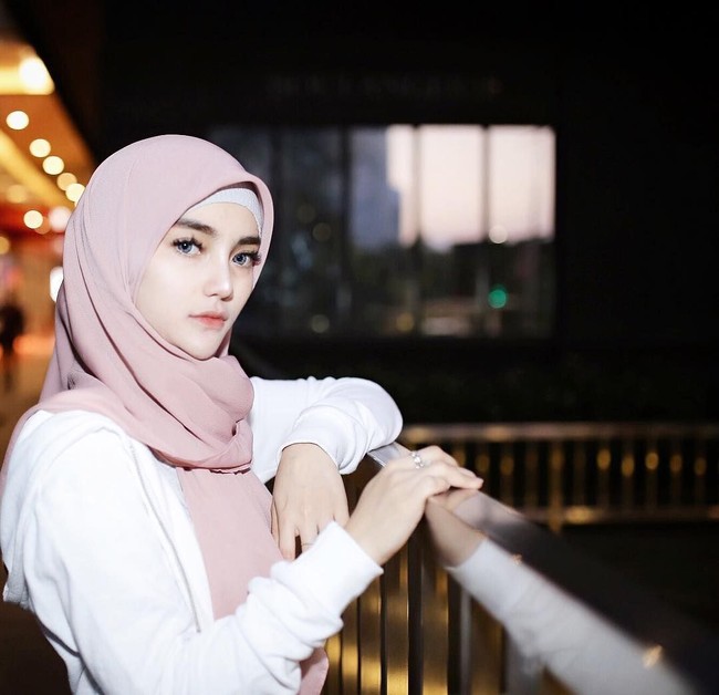 Atta Halilintar pun dengan tegas tak mengenalkan Nabilla sebagai pacar, tapi calon istri. Ia serius dengan hubungan ini dan tidak main-main. Foto: Instagram/bae_biiiiiii