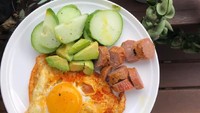 Tambah telur goreng dengan sesikit bubuk kunyit. Sajikan dengan sosis dan irisan mentimun. Foto: Instagram @izzypesk