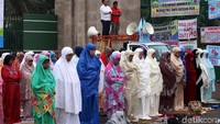 Para tenaga honorer salat dzuhur di depan gedung DPR.