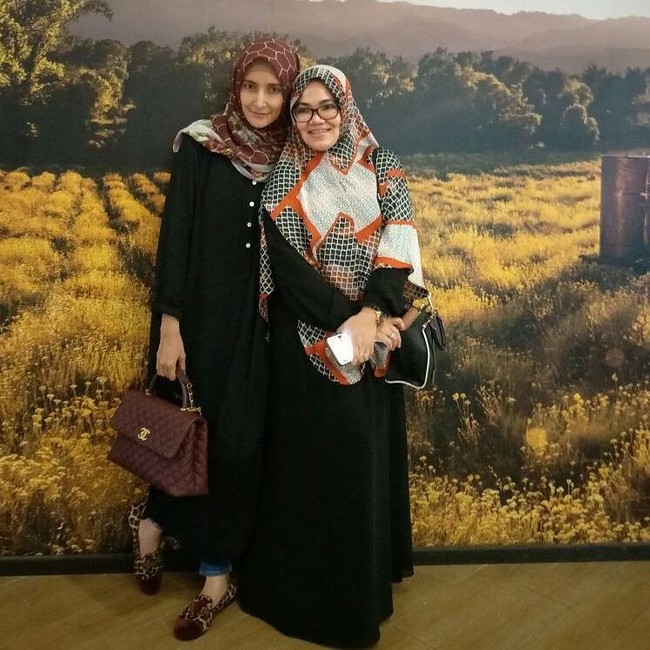 Mengenakan abaya hitam, Inneke melengkapi gaya stylistnya dengan kerudung dan tas yang warnanya senada. Wanita 42 tahun itu menenteng tas Chanel yang harganya mencapai Rp 50 jutaan. Foto: Instagram