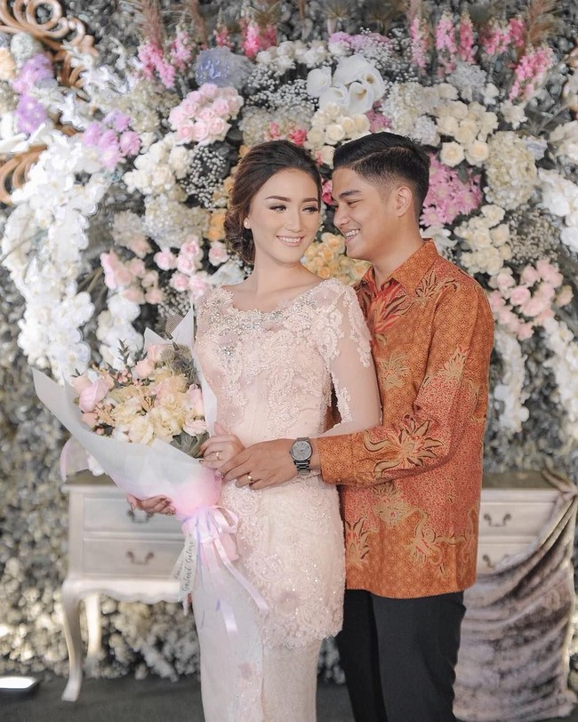 Erica Putri memilih warna pink lembut untuk model kebaya berkerah lebar di hari lamarannya. Adik dari aktris Citra Kirana tersebut semakin tampak feminin dengan riasan natural. Foto: Dok. Instagram
