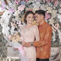 Erica Putri memilih warna pink lembut untuk model kebaya berkerah lebar di hari lamarannya. Adik dari aktris Citra Kirana tersebut semakin tampak feminin dengan riasan natural. Foto: Dok. Instagram