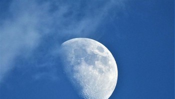 Daytime Moon karya fotografer Helen Schofield asal Inggris. (Foto: National Maritime Museum)