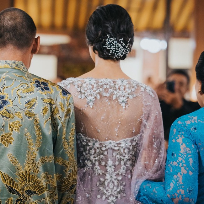 Paula menyempurnakan kebayanya dengan headpiece sederhana namun manis pada sanggulnya. Aksesori kepala itu datang dari desainer Rinaldy A Yunardi. Foto: Dok. Instagram/Paula Verhoeven