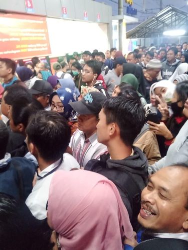 Penumpang di Stasiun Depok Dorong-dorongan untuk Beli Tiket Kertas