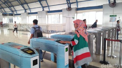 Foto: Penumpang KRL Tak Lagi Pakai Tiket Kertas