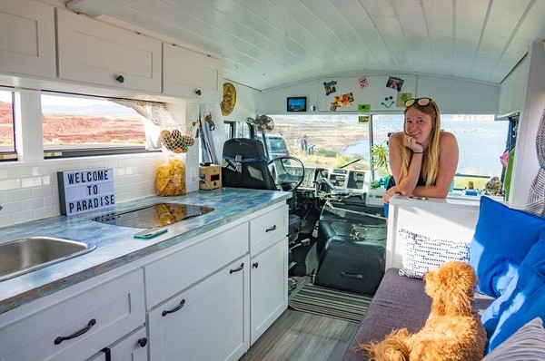 Rumah berjalan ini berawal dari pemikiran Nicholas dan Heather yang ingin hidup di alam bebas, tapi tidak mau repot mendirikan tenda di areal perkemahan. Jadilah mereka menyulap bus sekolah ini jadi rumah idaman mereka. (vicarib.us)Â Rumah berjalan ini berawal dari pemikiran Nicholas dan Heather yang ingin hidup di alam bebas, tapi tidak mau repot mendirikan tenda di areal perkemahan. Jadilah mereka menyulap bus sekolah ini jadi rumah idaman mereka. (vicarib.us)Â