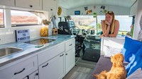 Rumah berjalan ini berawal dari pemikiran Nicholas dan Heather yang ingin hidup di alam bebas, tapi tidak mau repot mendirikan tenda di areal perkemahan. Jadilah mereka menyulap bus sekolah ini jadi rumah idaman mereka. (vicarib.us) 