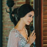 Model kerah kebaya V mengekspos leher jenjang Paula yang indah. Foto: Dok. Instagram/Paula Verhoeven