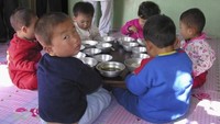Potret anak-anak di Korea Utara yang mendapatkan bantuan makanan dari Perserikatan Bangsa-bangsa (PBB). Pada tahun 2002 angka stunting negeri yang dikenal serba tertutup tersebut mencapai 40 persen. (Foto: Getty Images)
