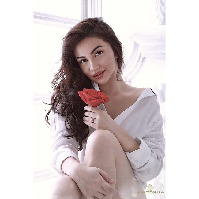 Ariel Tatum berpose seduktif mengenakan kemeja putih dengan bagian lengan digulung. Berbusana simpel, Ariel lebih suka menonjolkan kecantikannya lewat makeup tebal bernuansa nude. Foto: Instagram