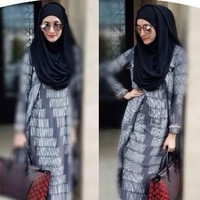 Memakai kacamata hitam, Inneke Koesherawati bergaya menenteng tas Louis Vuitton W BB Tote bag. Tas yang dirilis pertamakali pada 2014 itu harganya mencapai US$ 3.950 atau sekitar Rp 57 jutaan. Foto: Instagram