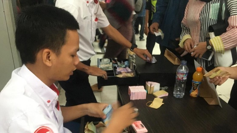 Antre Tiket Kertas di Stasiun Pondok Cina Cuma Semenit Antre Tiket Kertas di Stasiun Pondok Cina Cuma Semenit