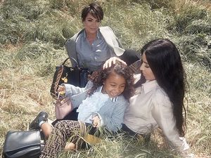 Kim Kardashian Menjawab Kritik Soal Meluruskan Rambut Anak
