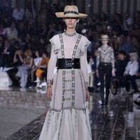 Dirancang oleh direktur kreatif Dior Maria Grazia Chiuri, gaun ini terinspirasi dari ajang rodeo para perempuan Meksiko yang dinamakan escaramuza. Dalam koleksi ini, gaun-gaun bernuansa gypsy berpadu apik dengan outerwear bergaya edgy yang kekinian. (Foto: Getty Images)