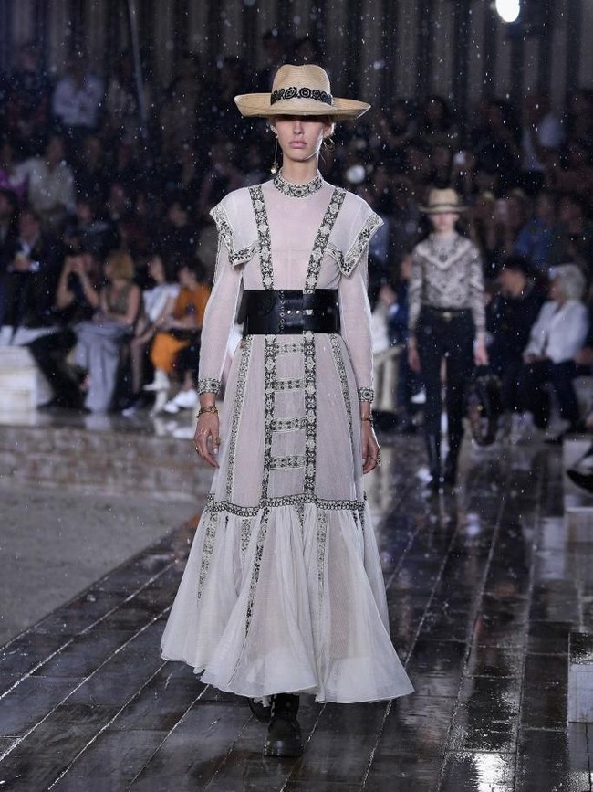Dirancang oleh direktur kreatif Dior Maria Grazia Chiuri, gaun ini terinspirasi dari ajang rodeo para perempuan Meksiko yang dinamakan escaramuza. Dalam koleksi ini, gaun-gaun bernuansa gypsy berpadu apik dengan outerwear bergaya edgy yang kekinian. (Foto: Getty Images)