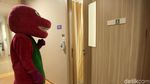 Badut Barney Hibur Pasien Anak