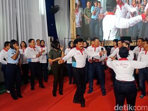 Video: Gokil! Panglima TNI Nyanyi Lagu Sayang Sambil Joget