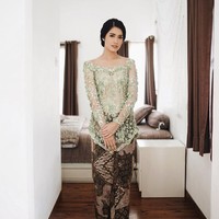 Warna hijau pastel seperti kebaya lamaran Ana Octarina membuat penampilan semakin cerah dan segar. Penempatan beads yang apik dari Liane Puspita menghadirkan kesan glamour dalam warna yang playful untuk model kebaya ini. Foto: Dok. Instagram
