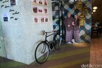 Di Sini Ada Sop Buntut dan Es Lurik BikinanUssy Sulistiawaty
