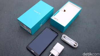 Juga terselip jarum pembuka slot SIM Card. Foto: muhammad ridho