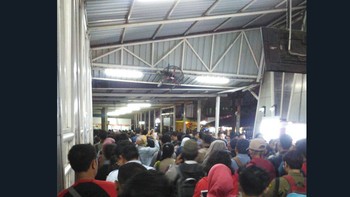 Sehingga, sebagian perangkat Gate dan POS (point of sales) loket di beberapa stasiun hingga kini masih dalam proses pemeliharaan dan belum dapat dioperasikan untuk melayani penumpang. Foto: Twitter @setsunavie