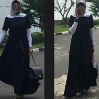 Chanel Flap Bag kembali menjadi pilihan Inneke Koesherawati saat bergaya monokrom. Tas Chanel yang dibawa Inneke tersebut berharga Rp 80 jutaan. Foto: Instagram